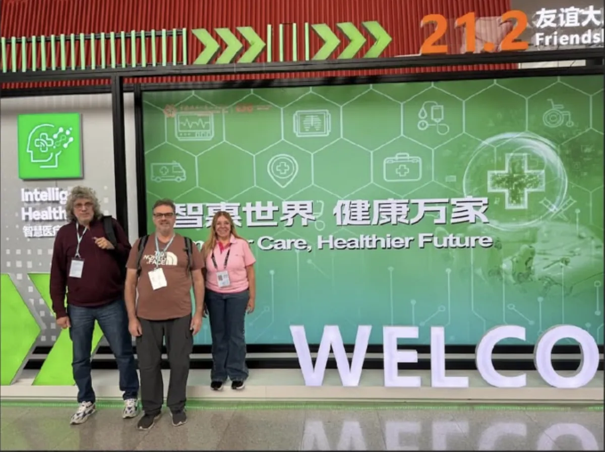 Equipo Satélite en feria internacional