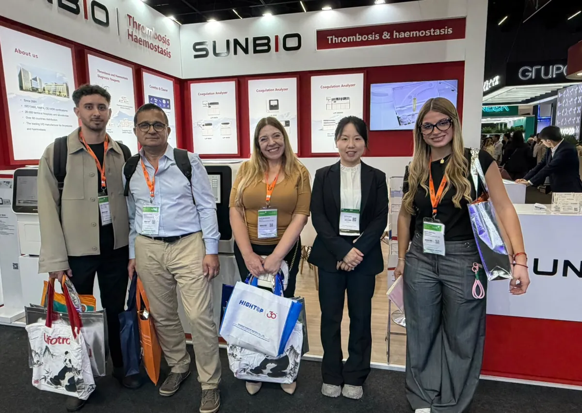 Equipo Satélite en feria SUNBIO